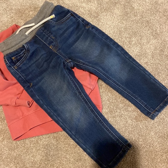 2T girls fall outfit - gap sweatshirt and cat and jack jeans - Picture 2 of 3